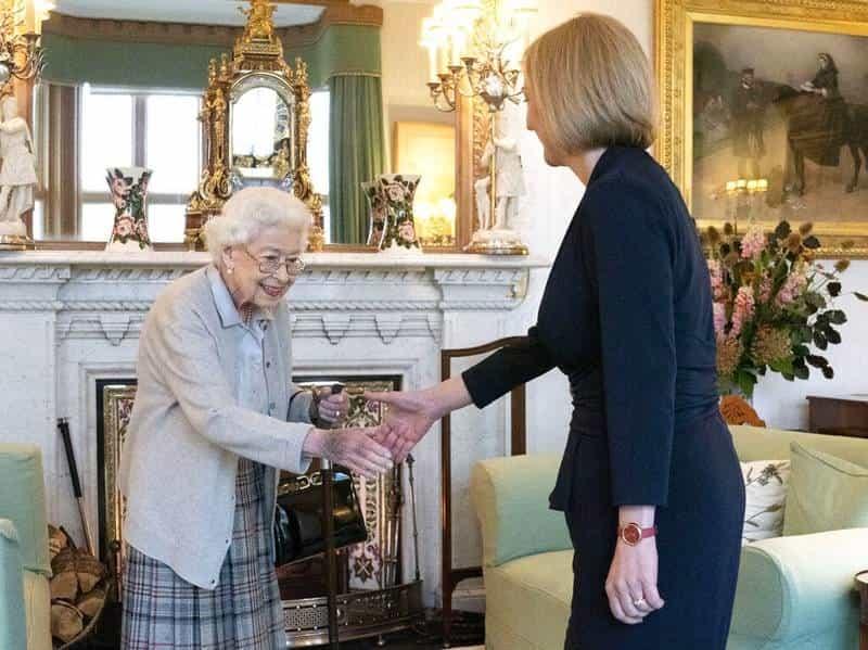 Liz Truss se reúne con la reina Isabel II; la nombra primera ministra de Reino Unido