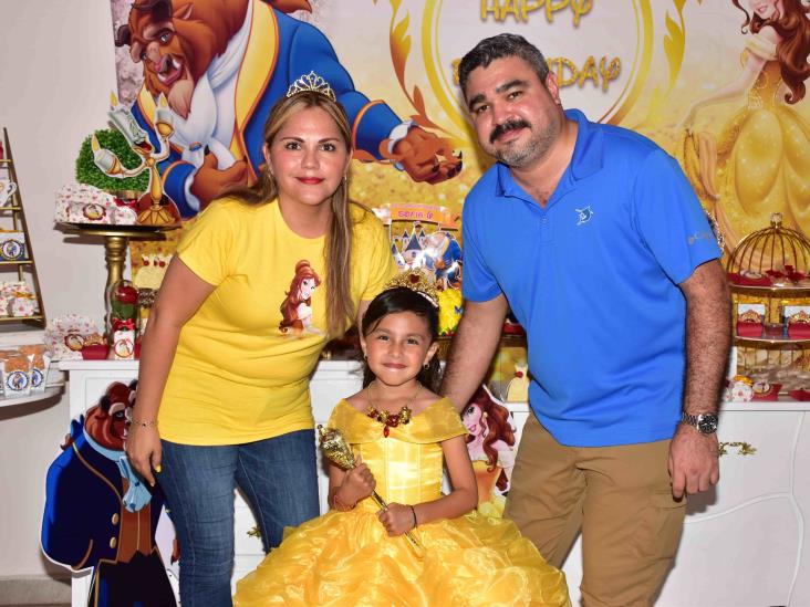 Sofía Rosas Cruz es celebrada como una princesa por sus 6 años de vida