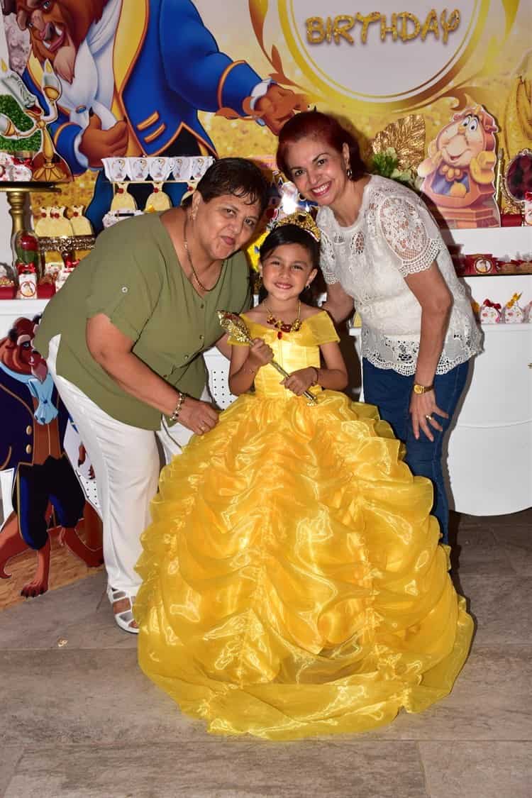 Sofía Rosas Cruz es celebrada como una princesa por sus 6 años de vida