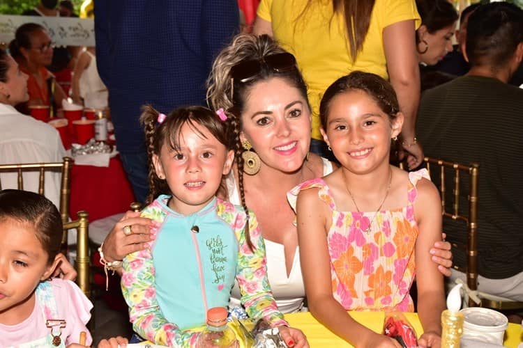 Sofía Rosas Cruz es celebrada como una princesa por sus 6 años de vida