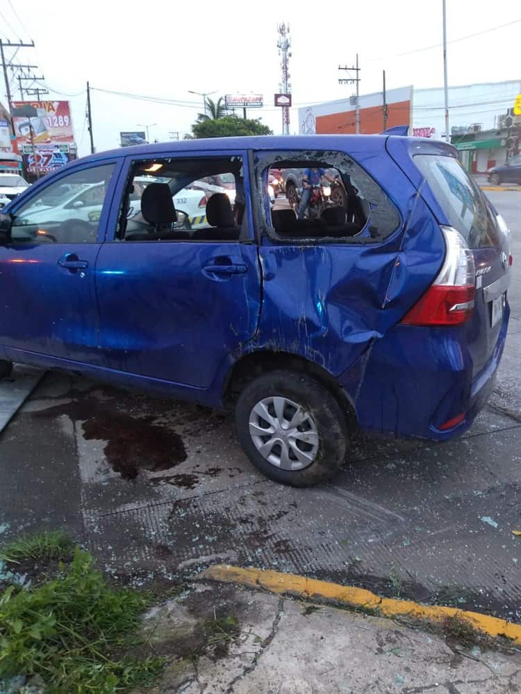 Vuelca vehículo en la colonia Ejido Primero de Mayo en Boca del Río