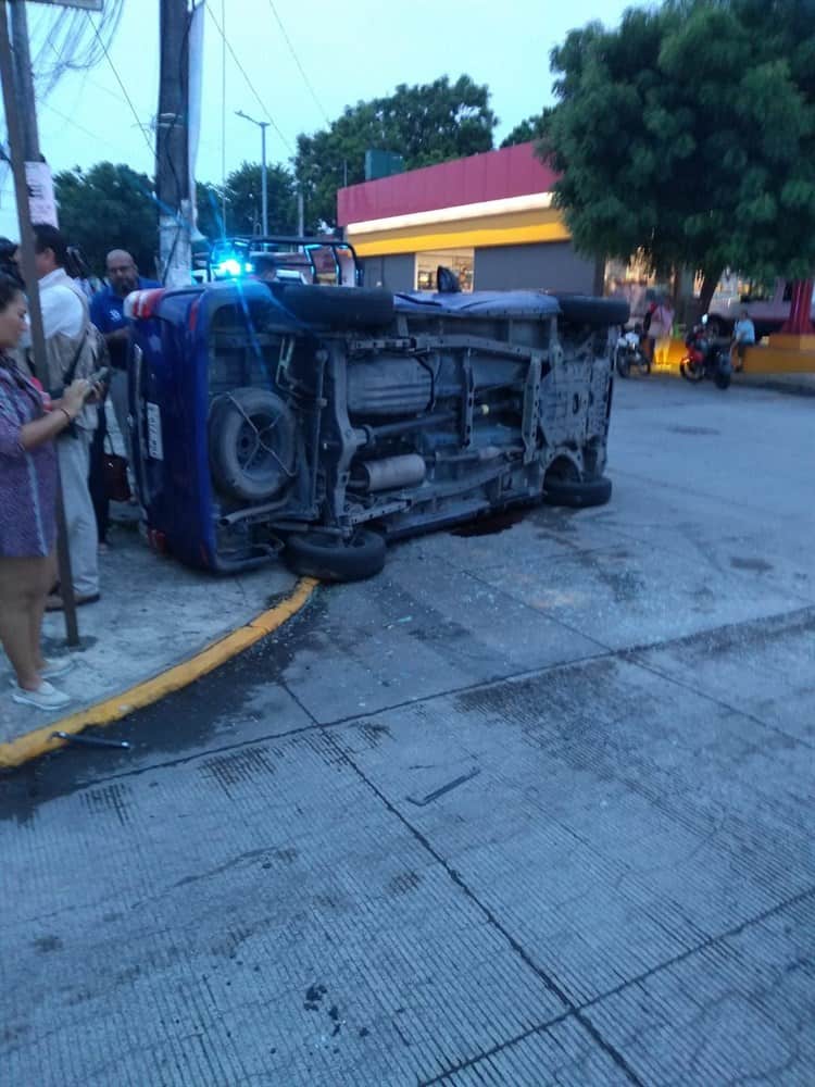 Vuelca vehículo en la colonia Ejido Primero de Mayo en Boca del Río