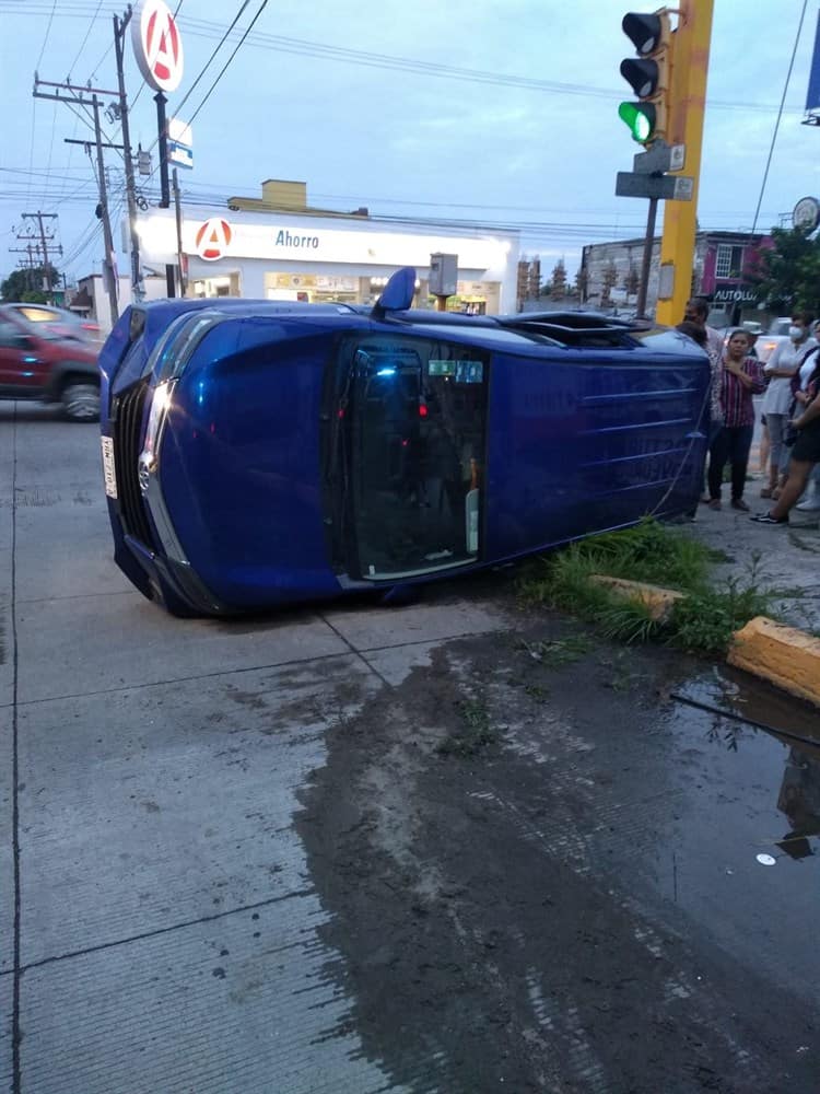 Vuelca vehículo en la colonia Ejido Primero de Mayo en Boca del Río