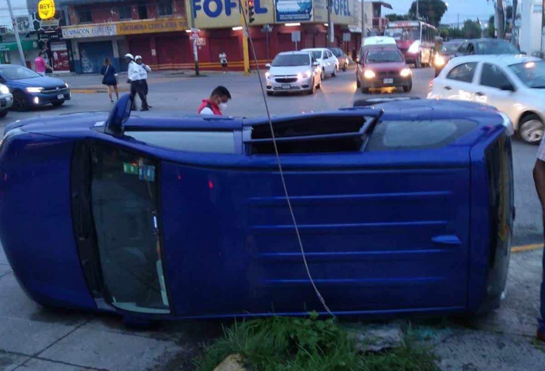 Vuelca vehículo en la colonia Ejido Primero de Mayo en Boca del Río