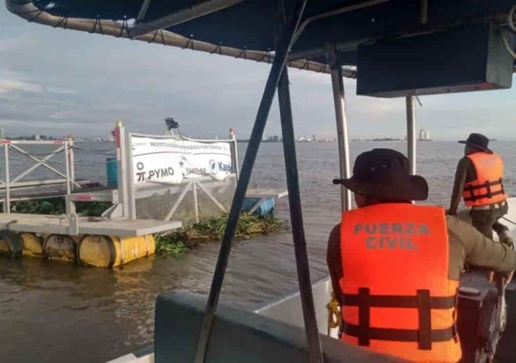 Rescatan a trabajador en embarcación recolectora de basura en Alvarado que naufragaba