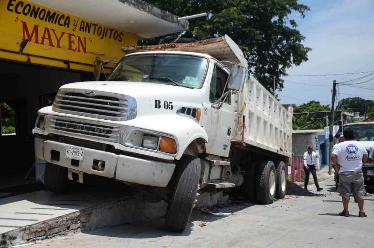 (Video)¡Se le apagó! Camión de volteo se impacta contra cocina económica por falla