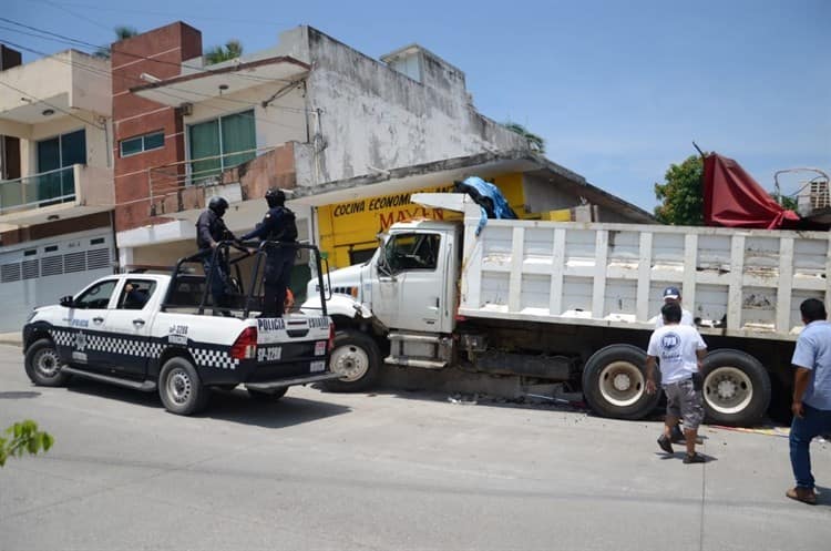 (Video)¡Se le apagó! Camión de volteo se impacta contra cocina económica por falla