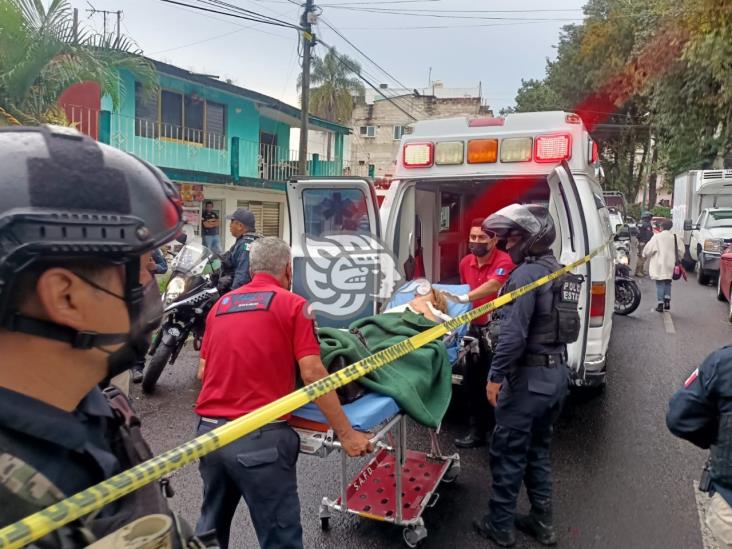 Camioneta chocó contra una casa en conocida avenida de Xalapa