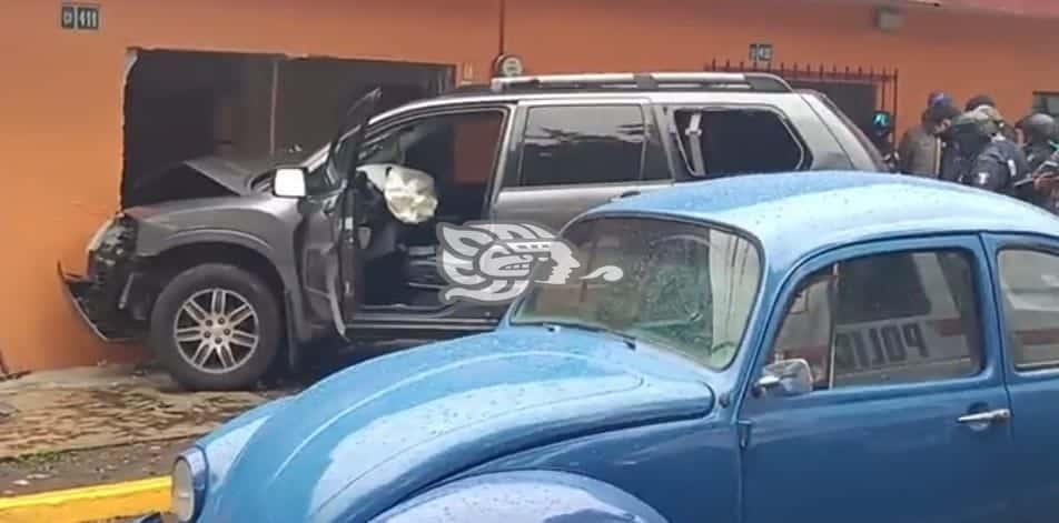 Camioneta chocó contra una casa en conocida avenida de Xalapa