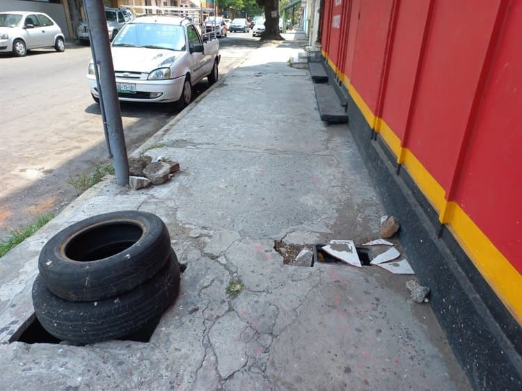 ¡Lo tapan con llantas! Vecinos del centro de Veracruz cubren registro incompleto