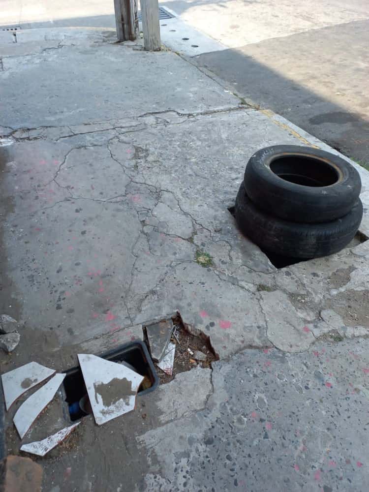 ¡Lo tapan con llantas! Vecinos del centro de Veracruz cubren registro incompleto