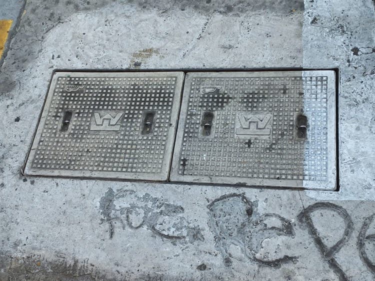 ¡Eran un peligro! Telmex repara registros en calles del centro histórico de Veracruz