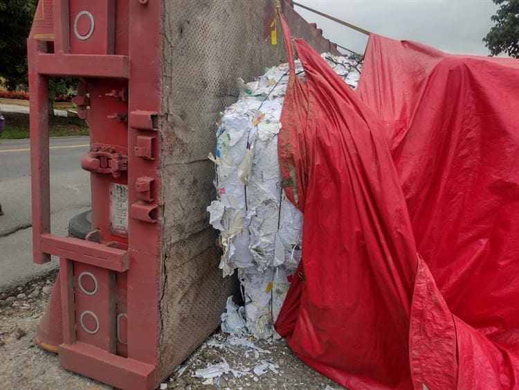 Se voltea tráiler cargado de papel sobre la carretera a Tierra Blanca