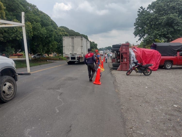 Se voltea tráiler cargado de papel sobre la carretera a Tierra Blanca