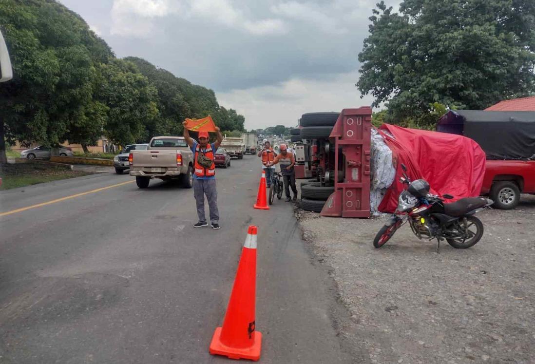 Se voltea tráiler cargado de papel sobre la carretera a Tierra Blanca