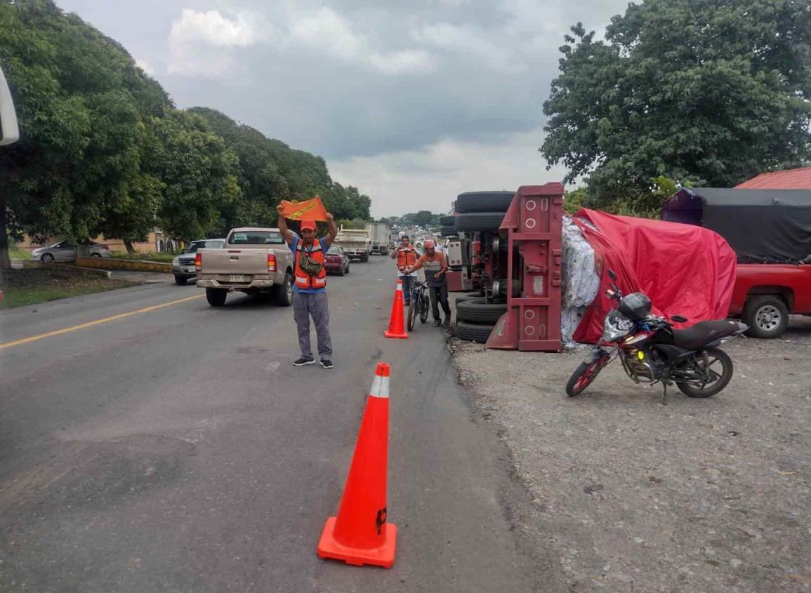 Se voltea tráiler cargado de papel sobre la carretera a Tierra Blanca