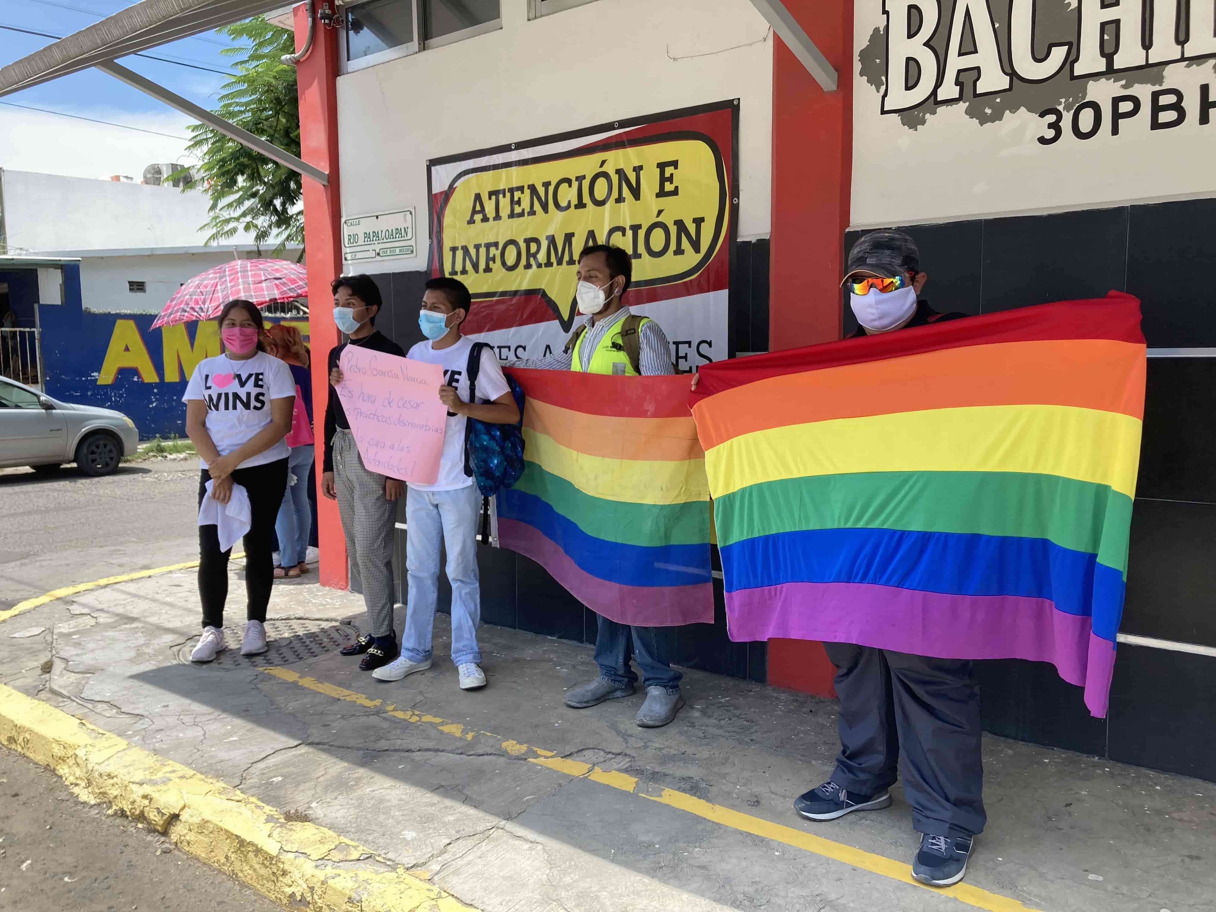 Se manifiestan en apoyo a maestro cesado por usar tenis con bandera LGBT en Veracruz