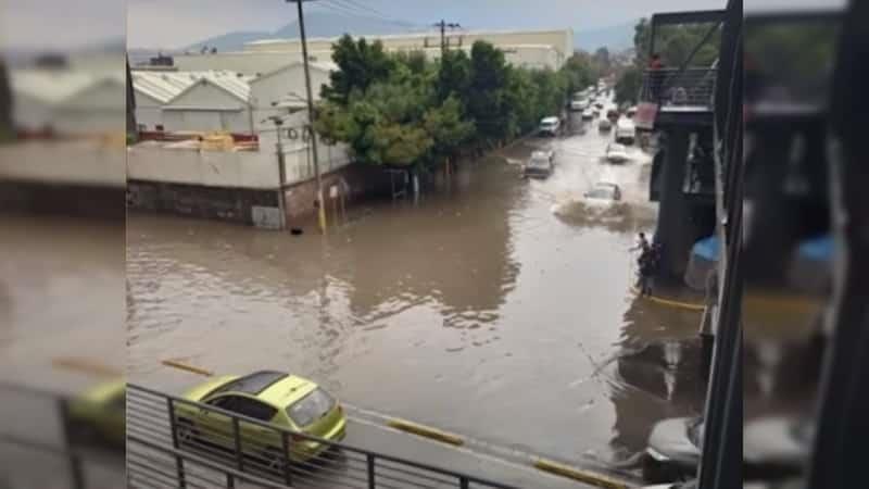 Ecatepec bajo el agua; tromba genera inundaciones (Video)