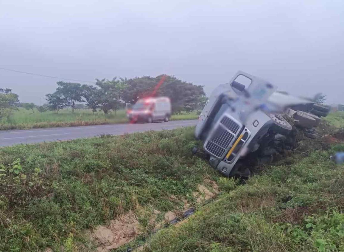 Tras volcadura, continúa el cierre parcial en La Tinaja-Cosoleacaque