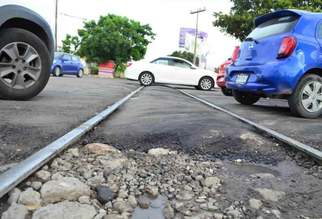 Repararon bache en Central de Abastos de Veracruz y al otro día se levantó el asfalto