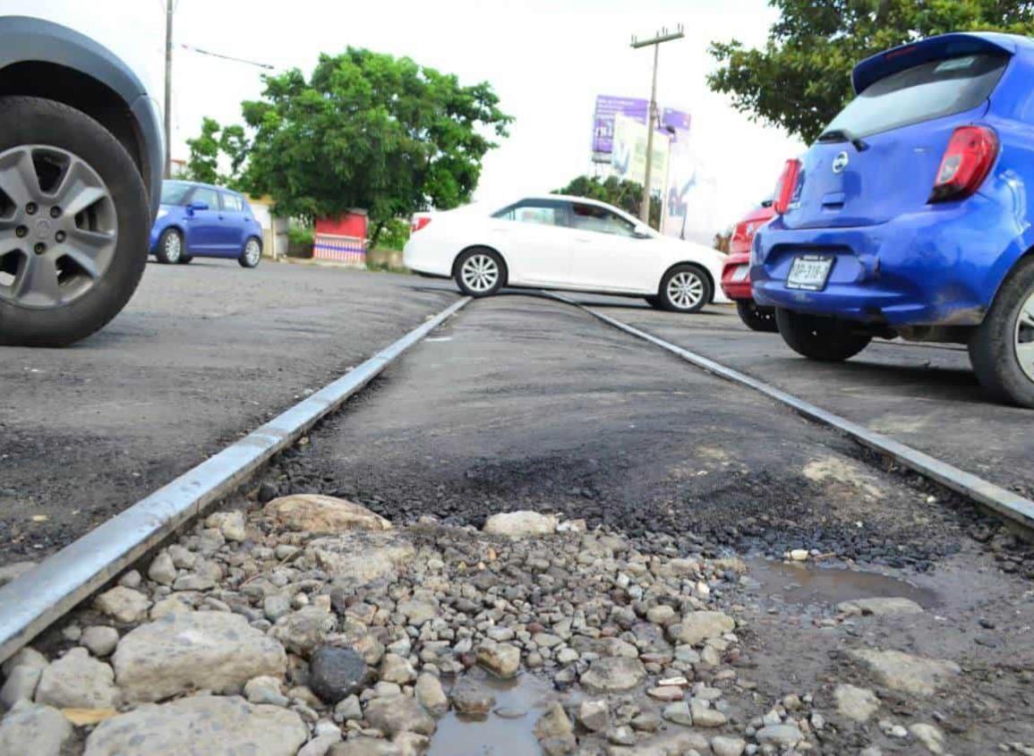 Repararon bache en Central de Abastos de Veracruz y al otro día se levantó el asfalto