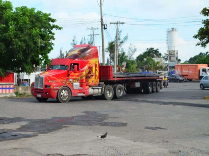 Megabache junto a la vía del tren pone en riesgo a vecinos de Casas GEO en Veracruz