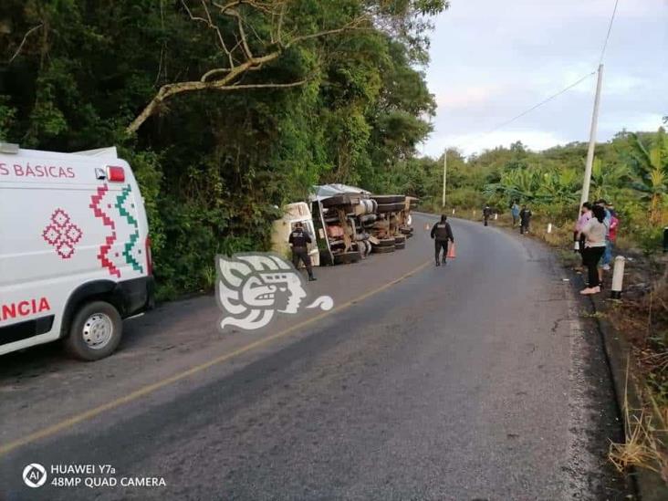 Tráiler cargado de limones vuelca en la carretera Tlaltetela-Coatepec