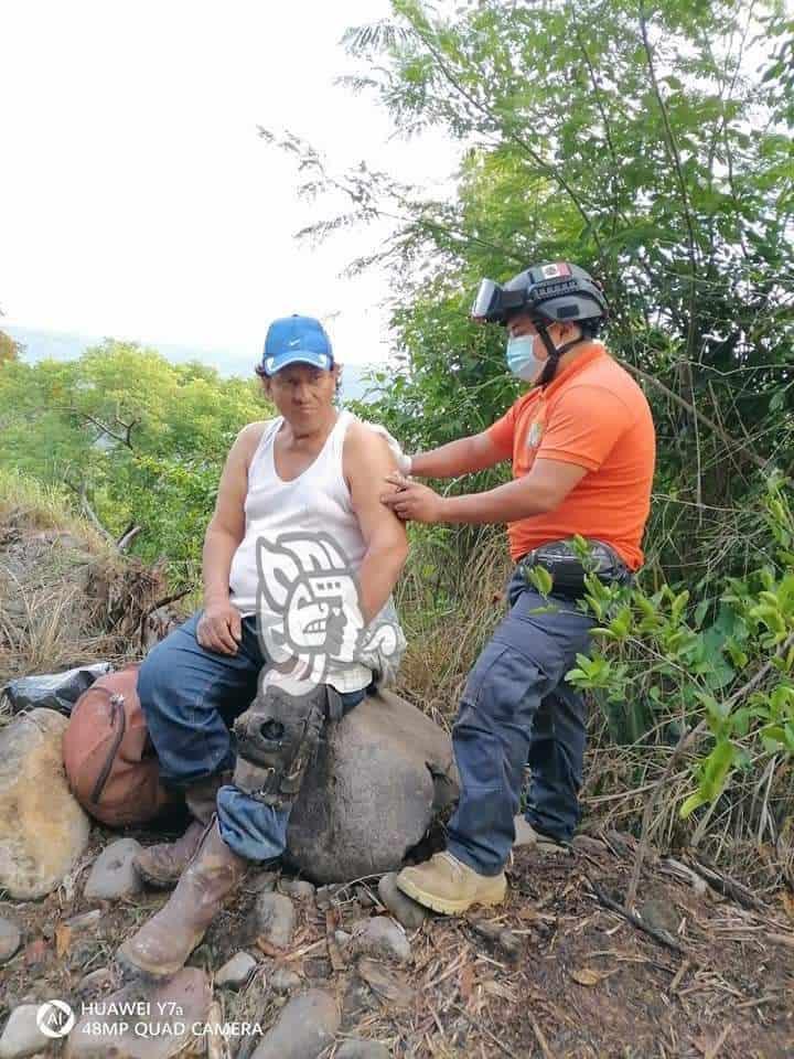 Tráiler cargado de limones vuelca en la carretera Tlaltetela-Coatepec