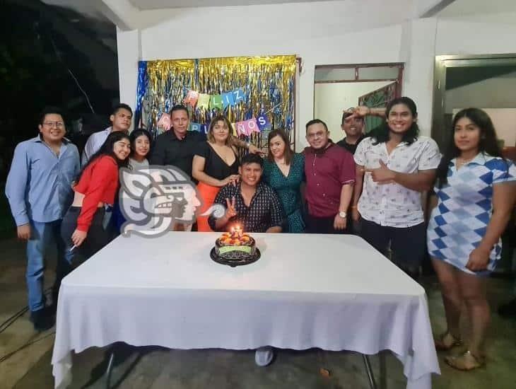 Misael Ramos muy feliz en su fiesta sorpresa 