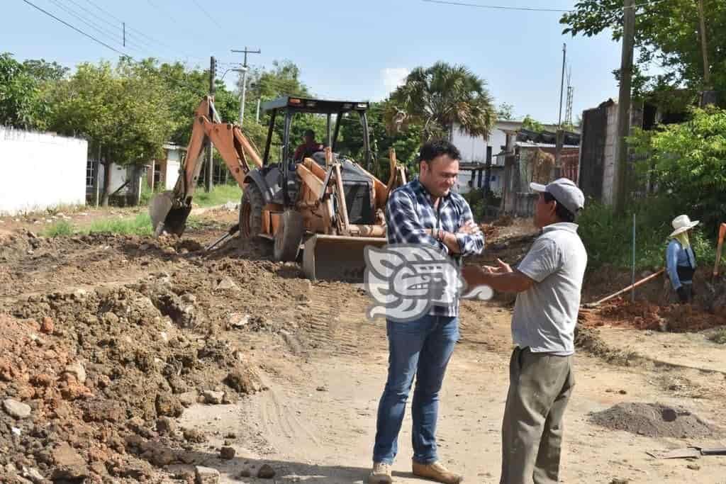 Ponciano Vázquez supervisa obras en colonias de Cosoleacaque