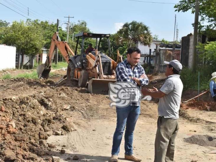 Ponciano Vázquez supervisa obras en colonias de Cosoleacaque