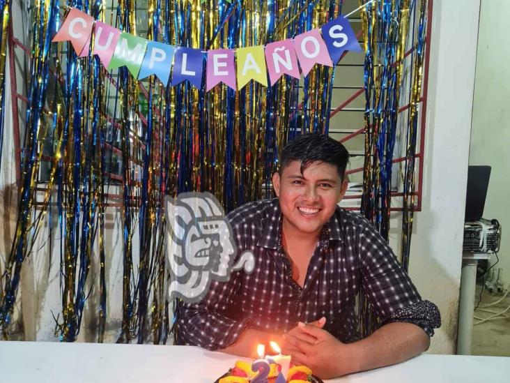 Misael Ramos muy feliz en su fiesta sorpresa 