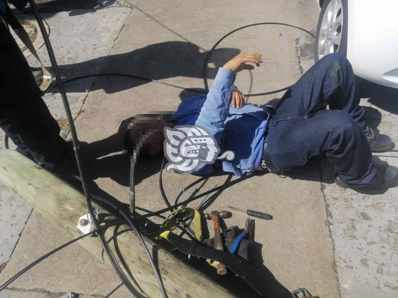 Trabajador de Telmex cae con todo y poste; pasó en Xalapa