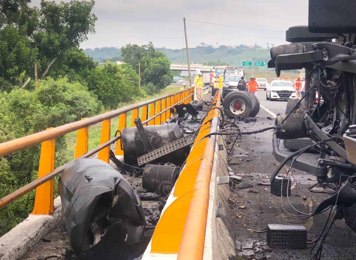 ¡En Veracruz! Desbarata el tráiler en muro de contención y vive para contarlo