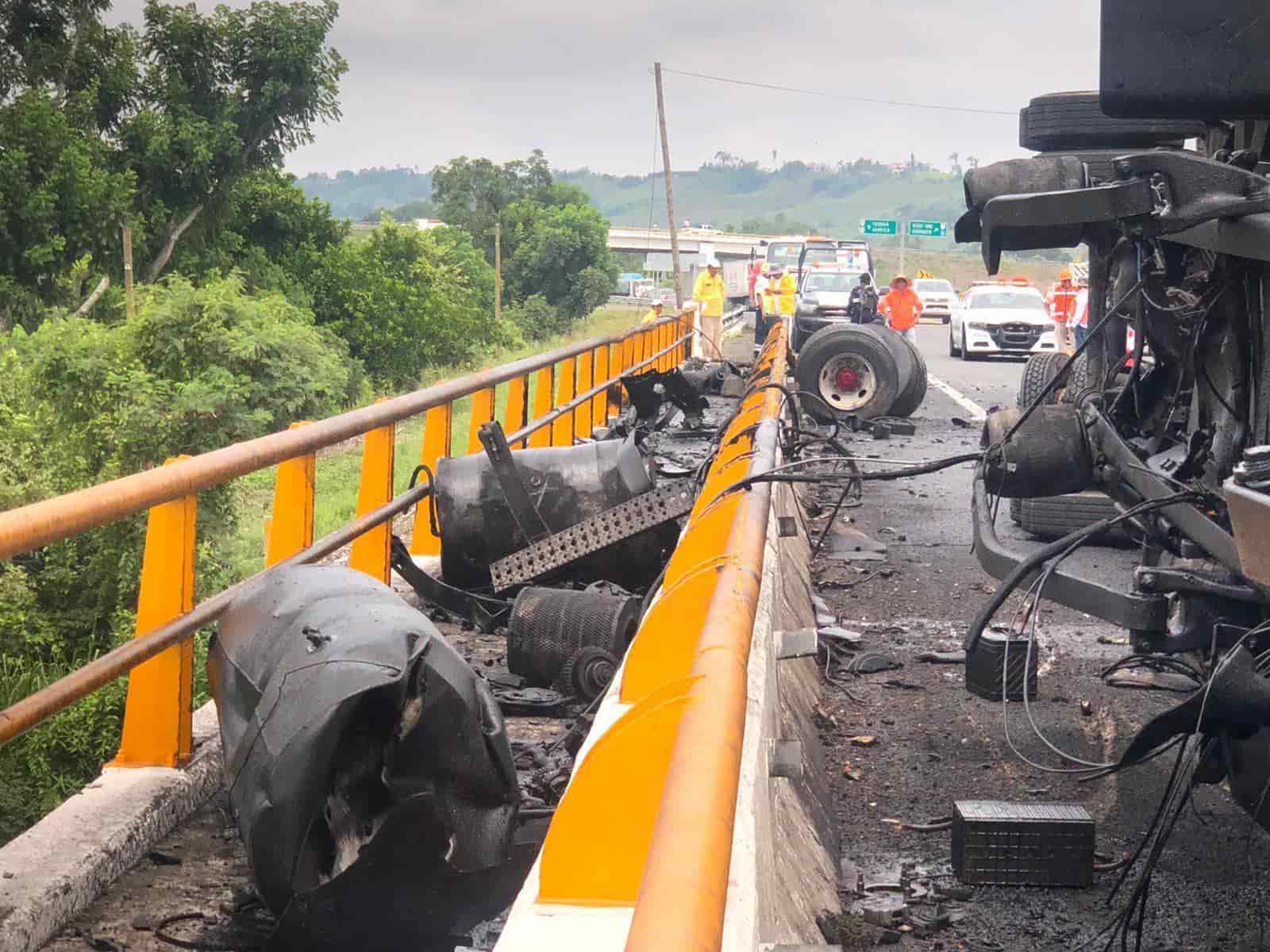 ¡En Veracruz! Desbarata el tráiler en muro de contención y vive para contarlo