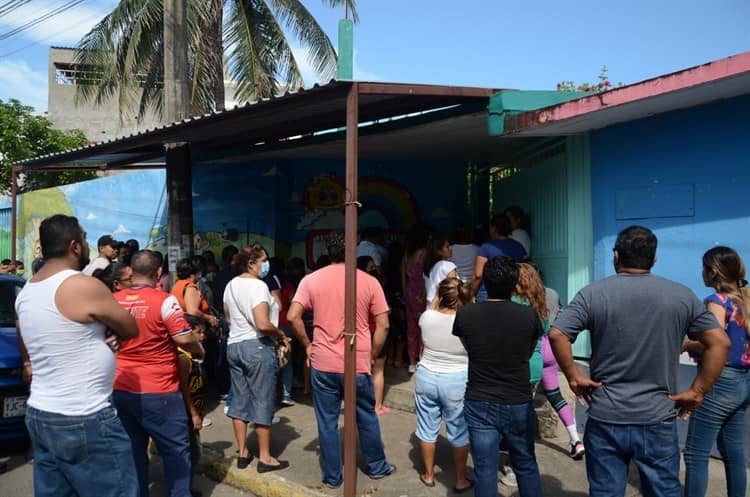 Video: Evacúan escuela primaria de Veracruz por conato de incendio