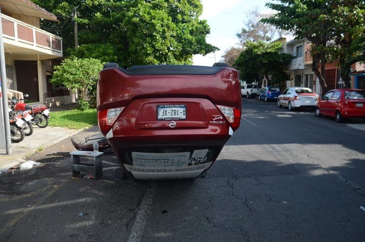 Vuelca taxi en colonia del centro de Veracruz