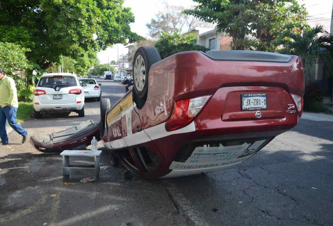 Vuelca taxi en colonia del centro de Veracruz