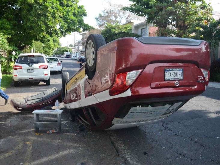 Vuelca taxi en colonia del centro de Veracruz