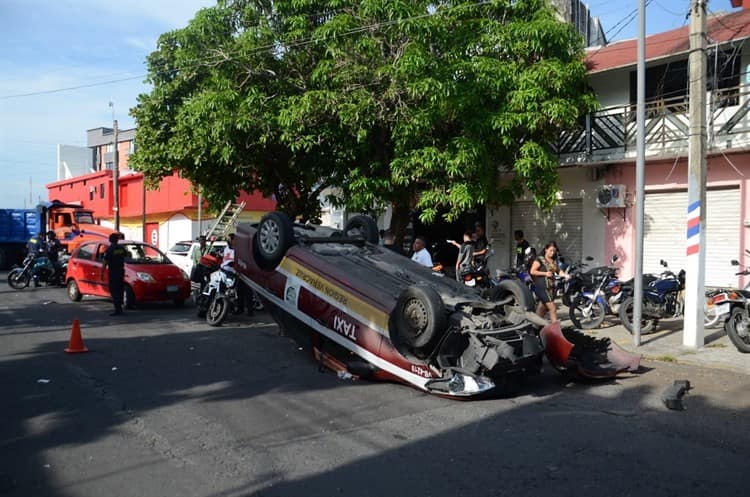 Vuelca taxi en colonia del centro de Veracruz