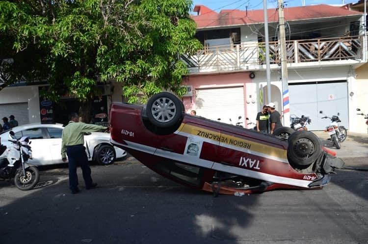 Vuelca taxi en colonia del centro de Veracruz