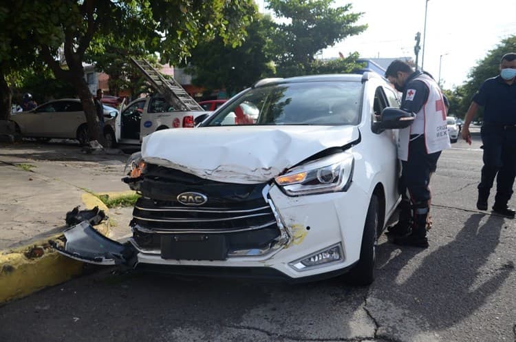 Vuelca taxi en colonia del centro de Veracruz