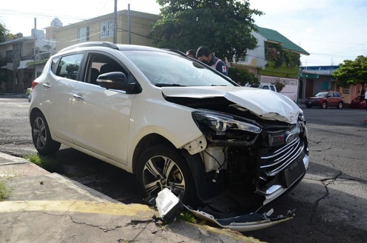 Vuelca taxi en colonia del centro de Veracruz