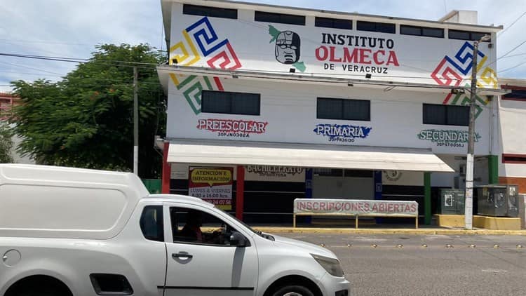 Se manifiestan en apoyo a maestro cesado por usar tenis con bandera LGBT en Veracruz