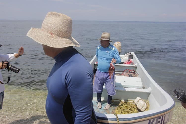 Pescador de Antón Lizardo comercializa piel y carne del pez león