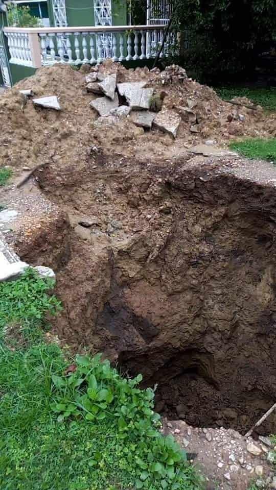 Socavón en colonia Obrera de Tres Valles; peligro para habitantes