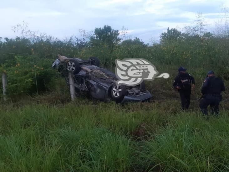 Tres lesionados dejó volcadura de automóvil  en libramiento de Plan del Río