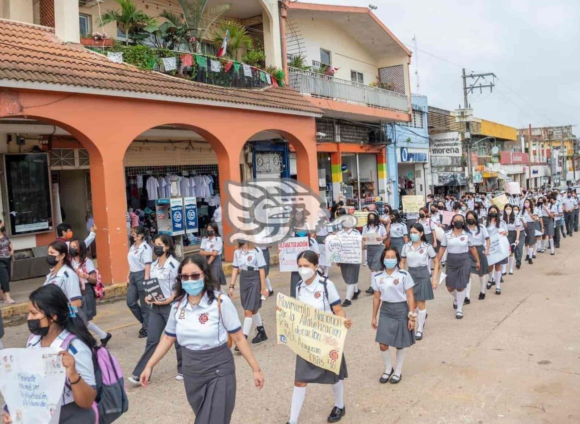 En Acayucan, marchan para concientizar sobre la alfabetización