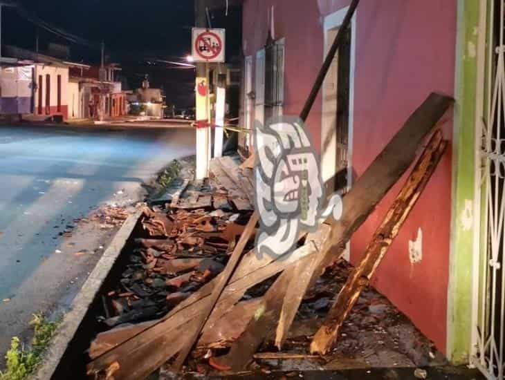 Se cae techo de teja de una vivienda en Teocelo