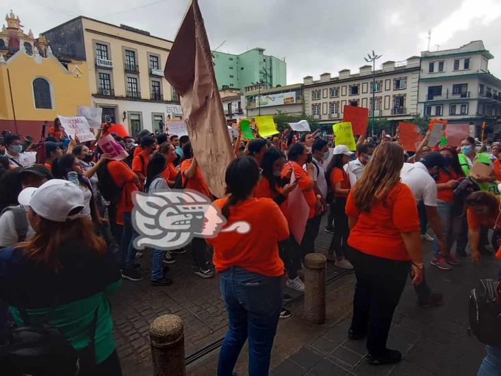 (+Video) Normalistas estallan contra la SEV; acusan despojo de edificios